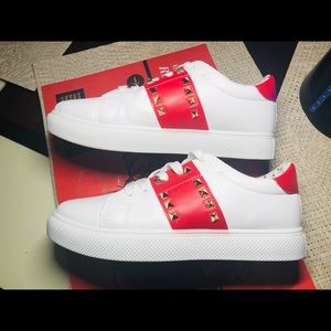 Rockstud sneakers in size 8